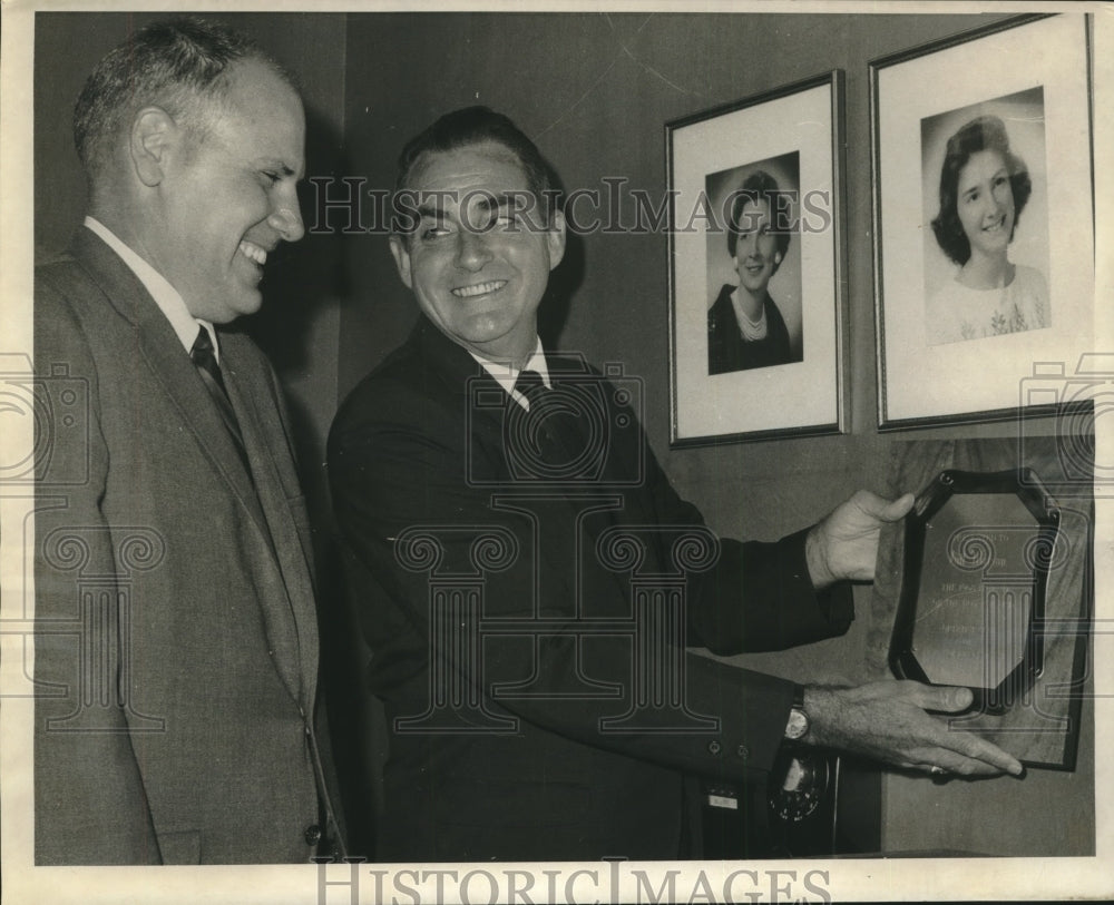 1968 Press Photo Larry Emboulas admires Bill Watson&#39;s optimist award on display - Historic Images