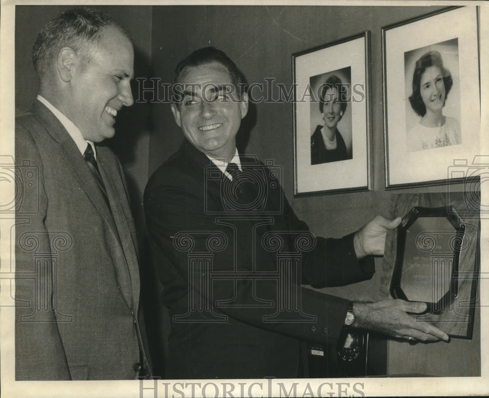 1968 Press Photo Larry Emboulas admires Bill Watson's optimist award on display - Historic Images