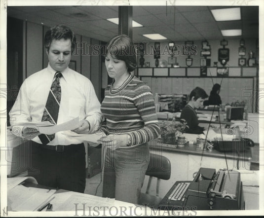 1977 Press Photo Charles Ferro & Julie Villarrubia, Ferro, Suhr & Associates Inc - Historic Images