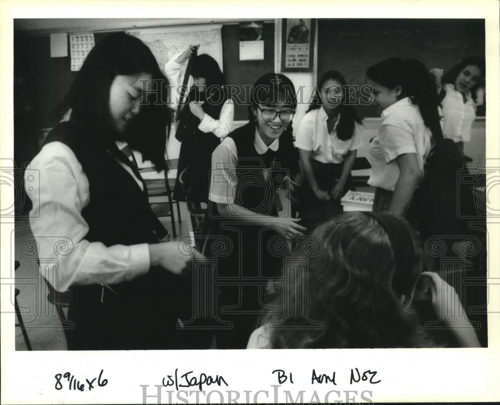 1993 Press Photo Japanese exchange students Naoko Shimashita, Kotomi Maeta - Historic Images