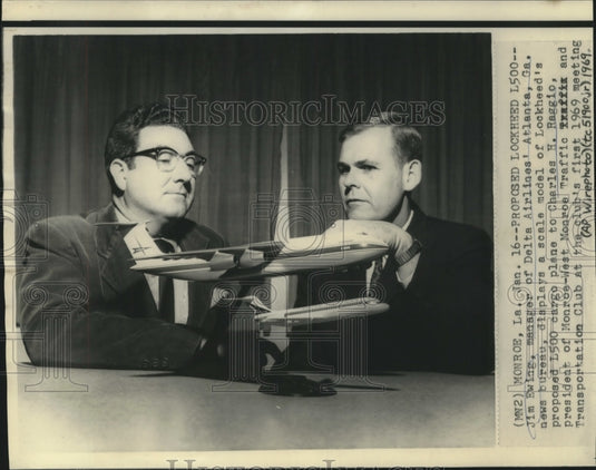 1969 Press Photo Jim Ewing, Delta Airlines, displays L500 cargo plane to Raggio. - Historic Images