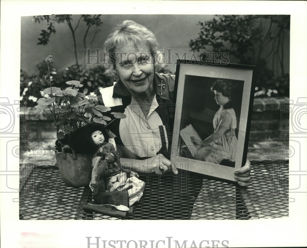 1988 Press Photo Katy Keller Ewin with memorabilia of Helen Keller - Historic Images