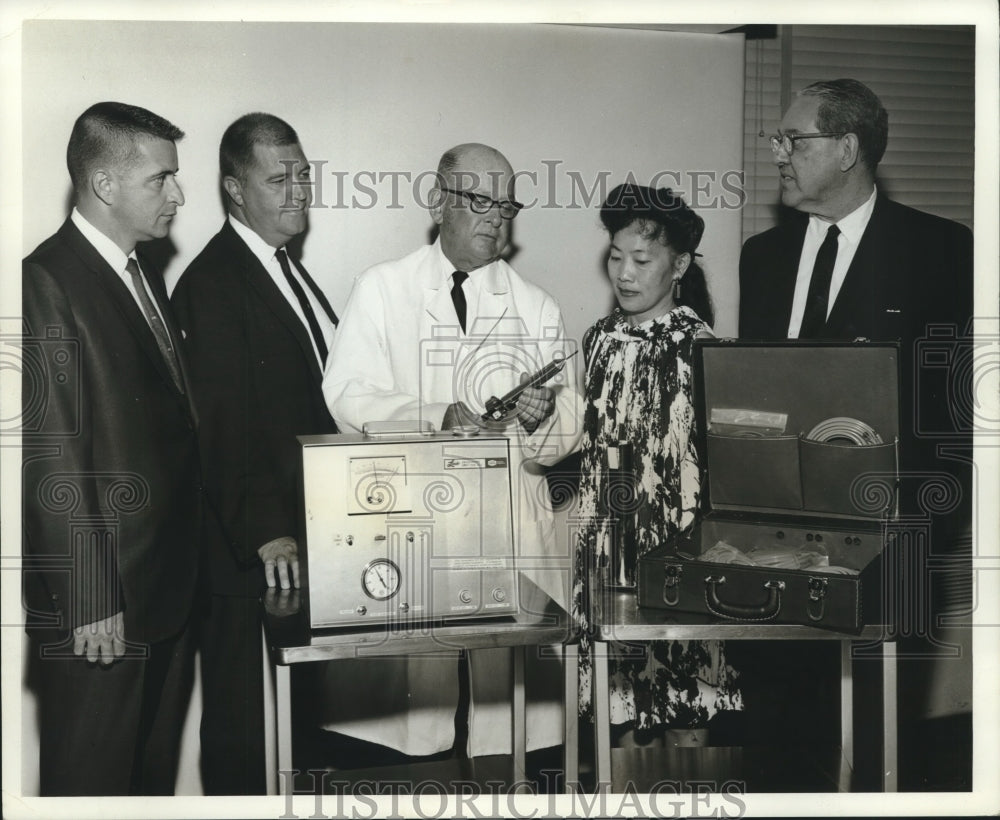 1967 Press Photo Eye doctors and machines, Souther Any Bank - nob07739 - Historic Images