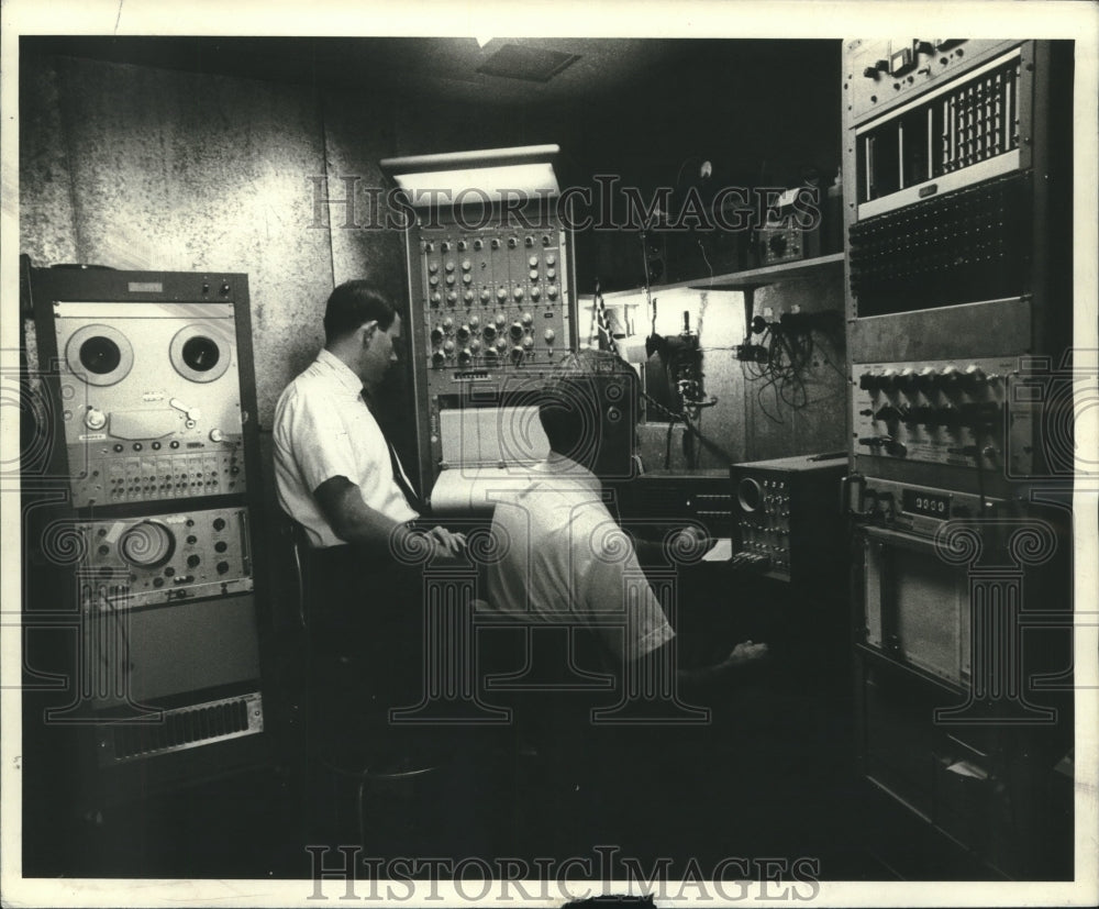 1968 Press Photo Psychologist using computers and encephalograph machines - Historic Images