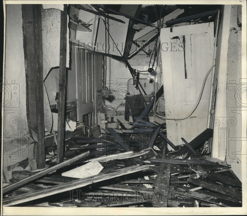 1972 Press Photo Inside home explosion 809 Amelia Street - nob07761 - Historic Images