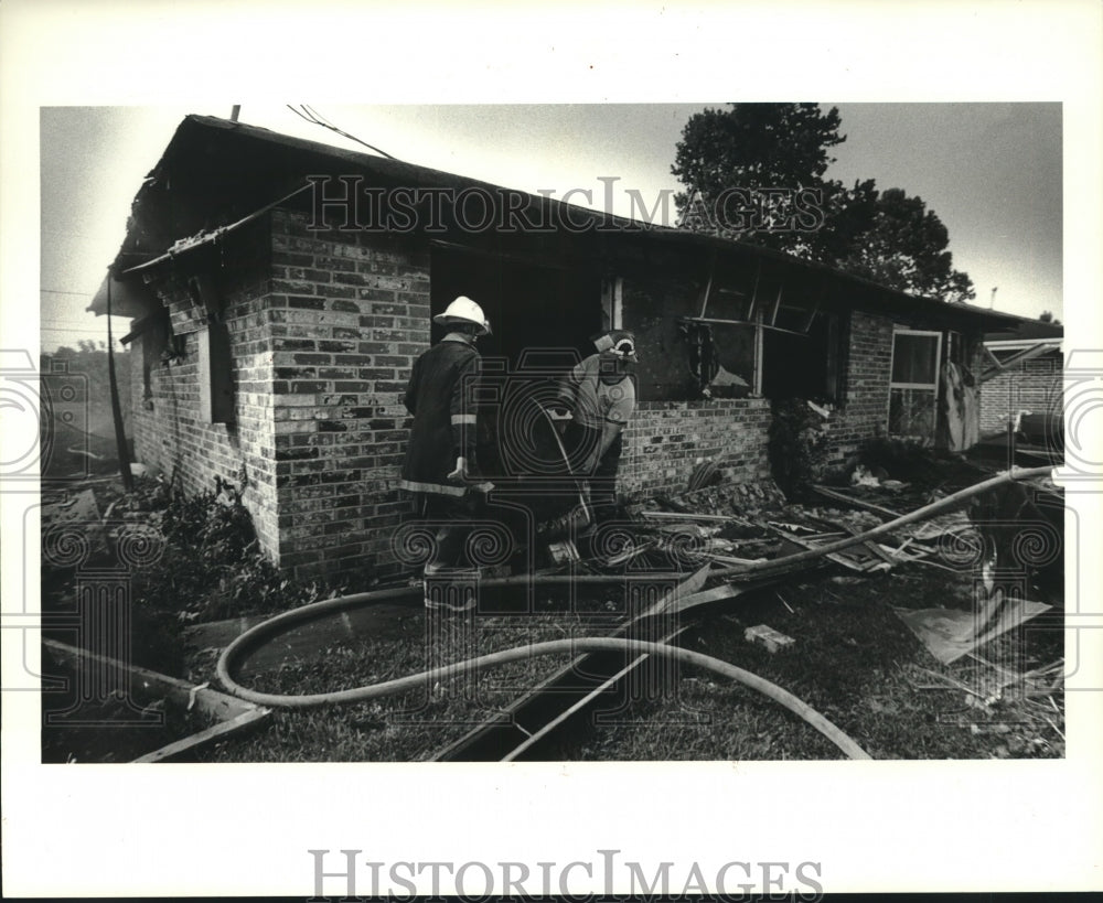 1987 Press Photo Explosion rips home and injures Robert Majors. - Historic Images