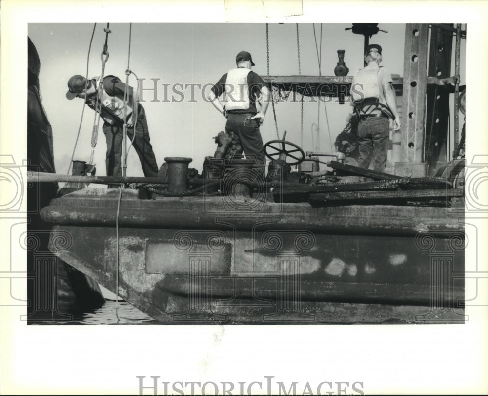 1990 Press Photo Coast Guard &amp; others inspect barge&#39;s gas well that caused fire. - Historic Images