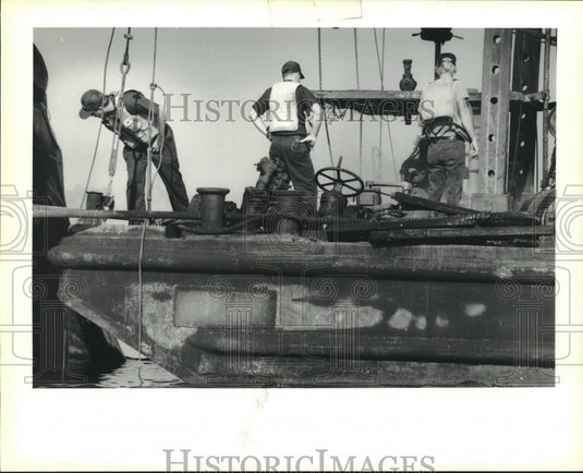 1990 Press Photo Coast Guard & others inspect barge's gas well that caused fire. - Historic Images