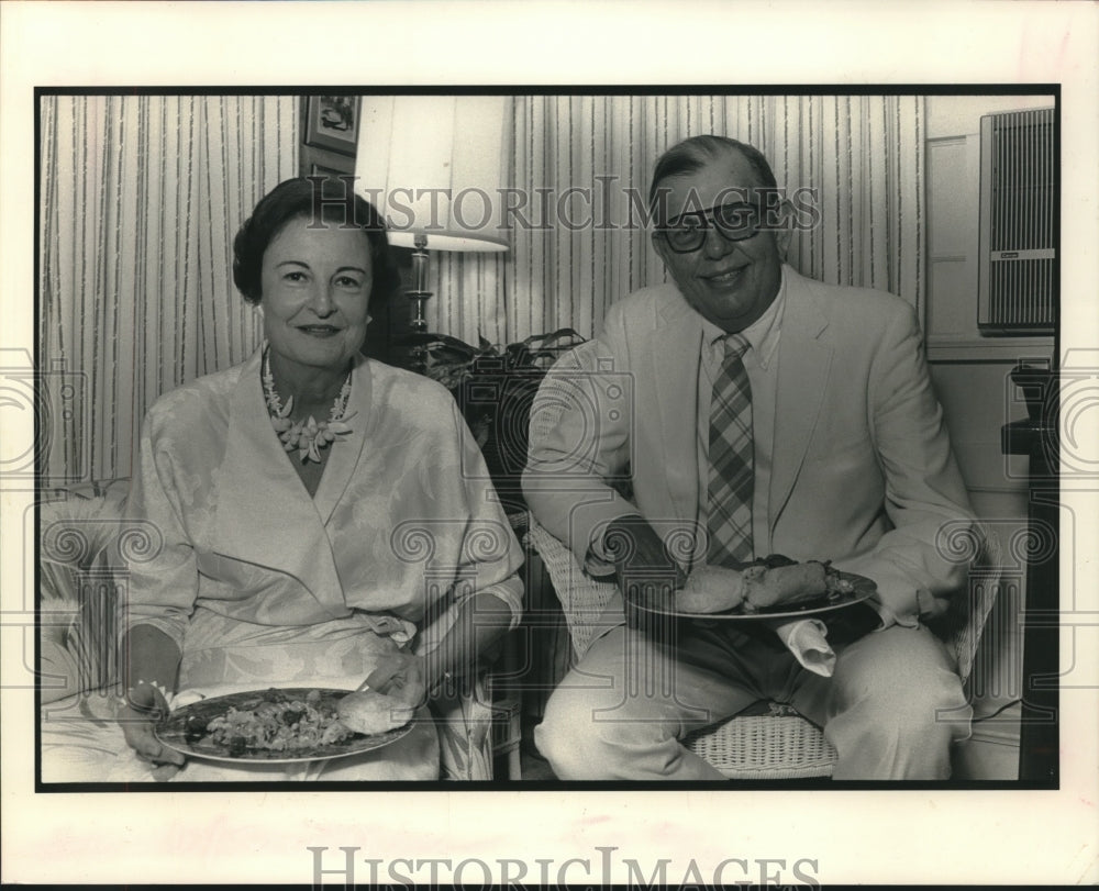 1990 Press Photo Nathalie and V.L. Ewing enjoying a meal at the Essex Club - Historic Images