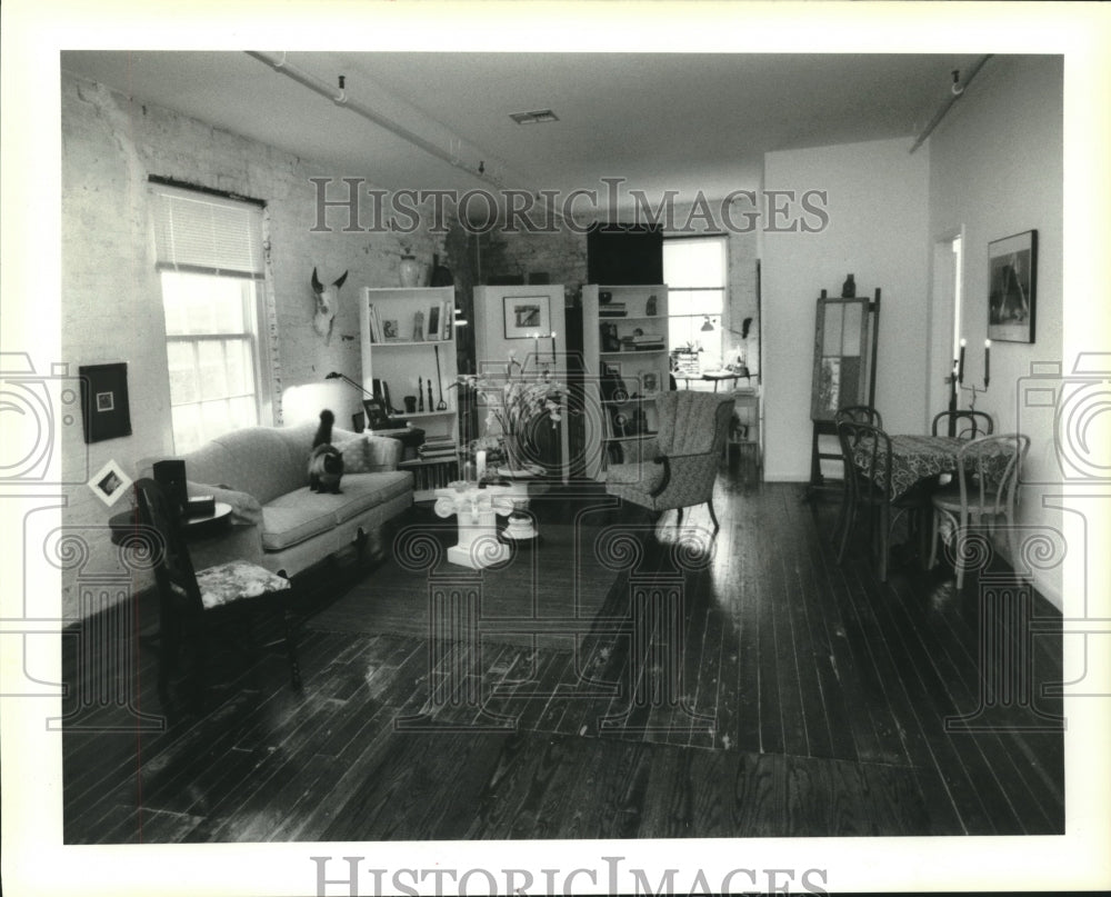 1993 Press Photo The living area of the apartment building of Eugenie Ewell - Historic Images