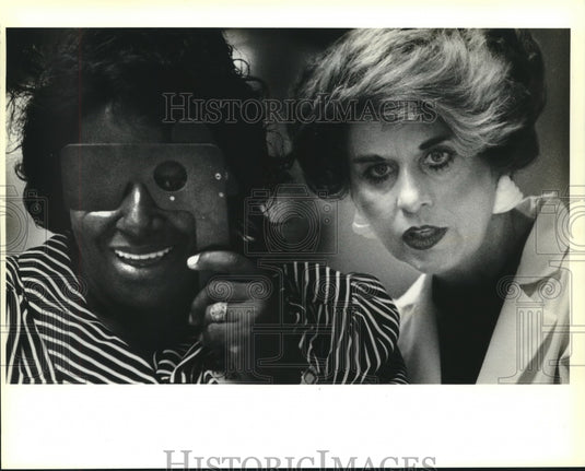 1990 Press Photo Glory Davis recites eye chart with help from Janet Giambelluca-Historic Images