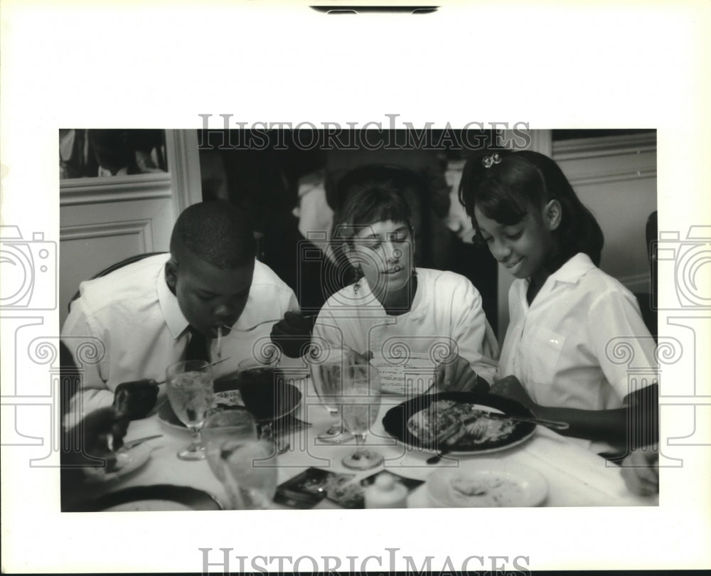 1993 Press Photo Students from Lewis Extension School eats at Bayona Restaurant - Historic Images