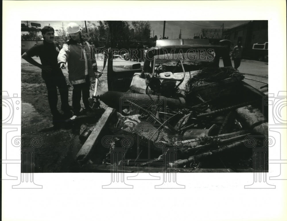 1993 Press Photo Pickup truck destroyed after explosion, injuring Chris Martin - Historic Images