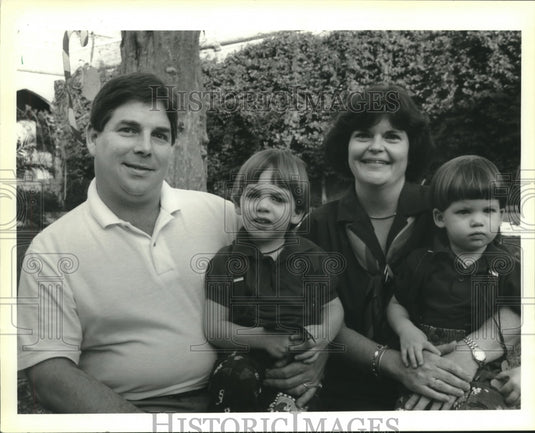 1991 Press Photo James & Lisette Fabacher, Ursuline Alums with sons Jamie & Erik - Historic Images