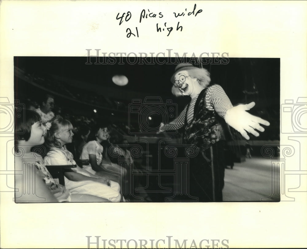 1990 Press Photo EZ the clown charms children in the audience - Historic Images