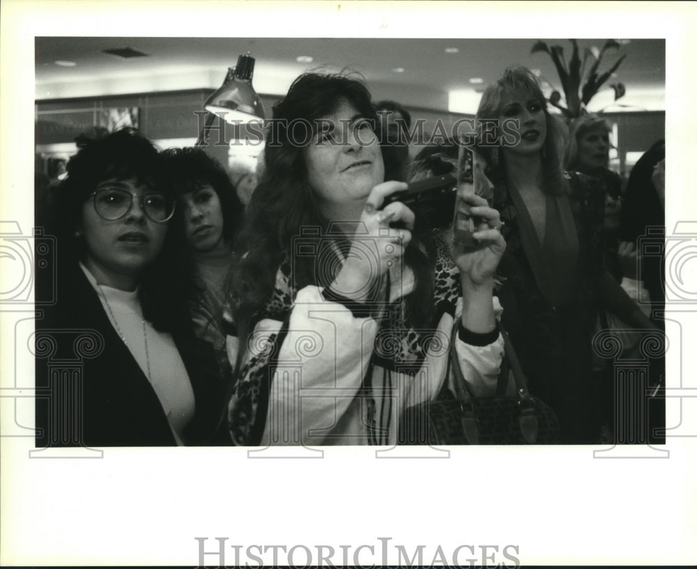 1994 Press Photo Tiffanie Cantrelli holds camera in anticipation of Fabio - Historic Images