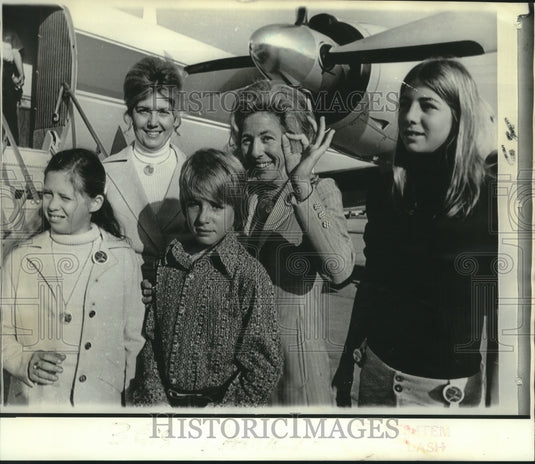 1972 Mrs. Ronald Evans & others depart Cape Kennedy, Florida - Historic Images