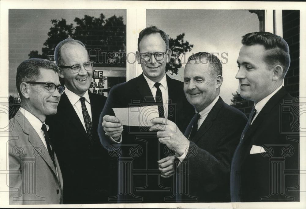 1965 Press Photo William Eussky &amp; others view grant check from Humble Oil - Historic Images