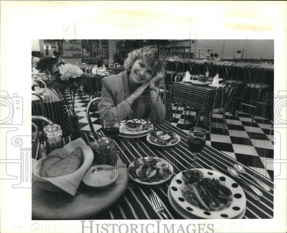 1991 Press Photo Karen Eustis of Pastabilities Restaurant with some dishes - Historic Images