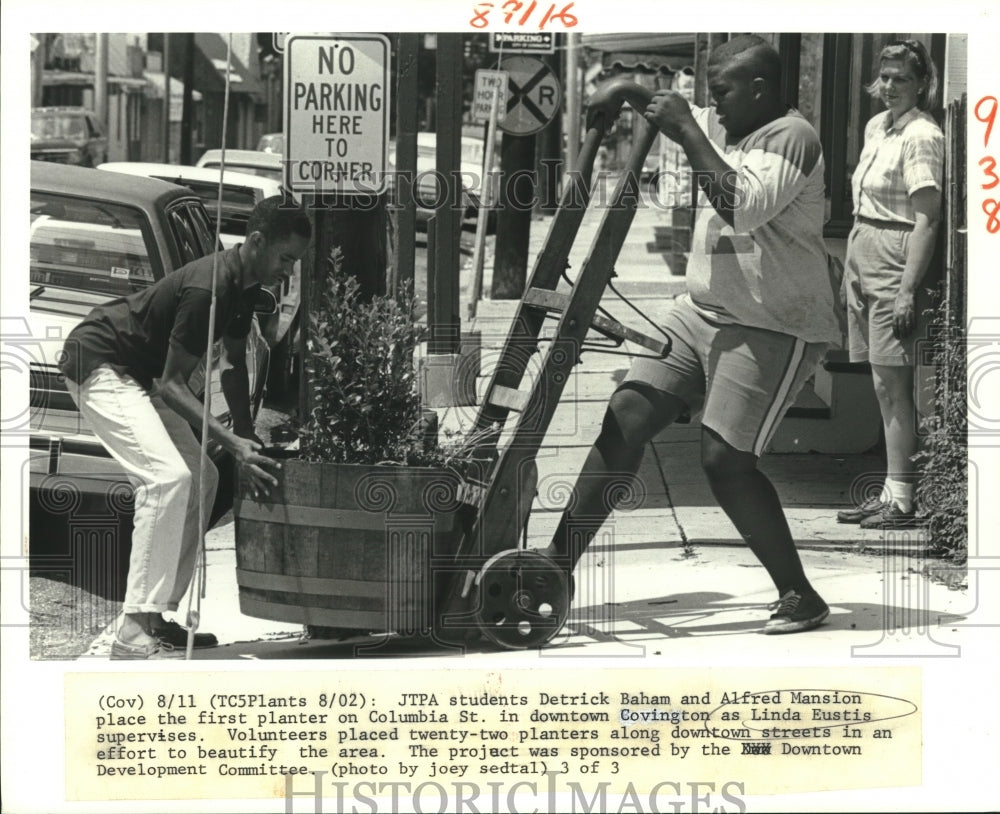 1988 Press Photo Linda Eustis supervises JTPA students placing first planter - Historic Images