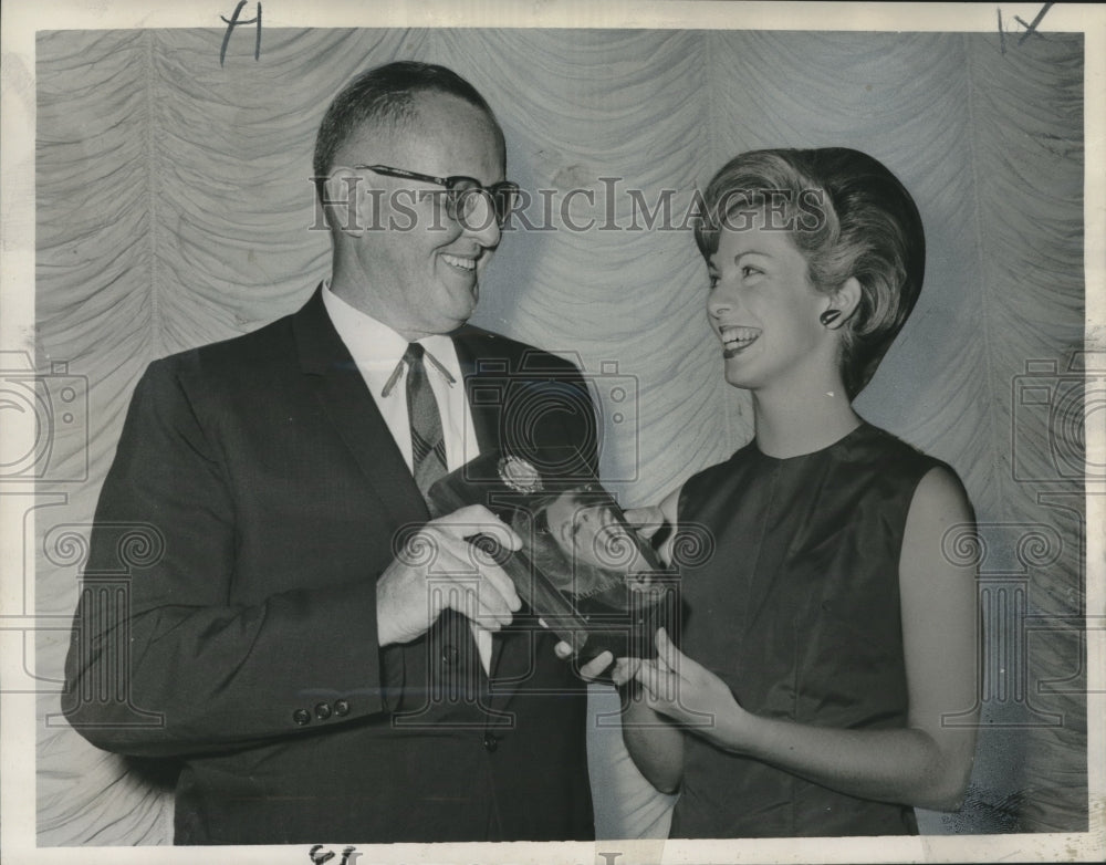 1963 Press Photo Margaret R. Eustis accepts an LSU Alumni Federation Scholastic - Historic Images