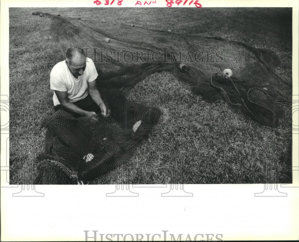 1989 Press Photo Lester Evans re-configuring his nets for the &quot;Shrimp Season&quot; - Historic Images