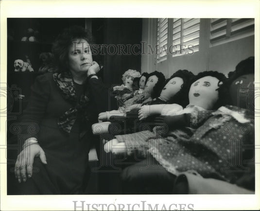 1991 Press Photo Karen Evans of Children's Advocacy Center with toys for kids - Historic Images