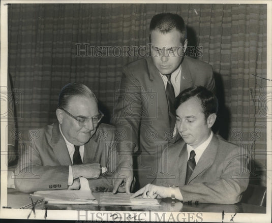 1969 Press Photo Discussing plans for expansion project by D.H. Holmes Co. Ltd. - Historic Images