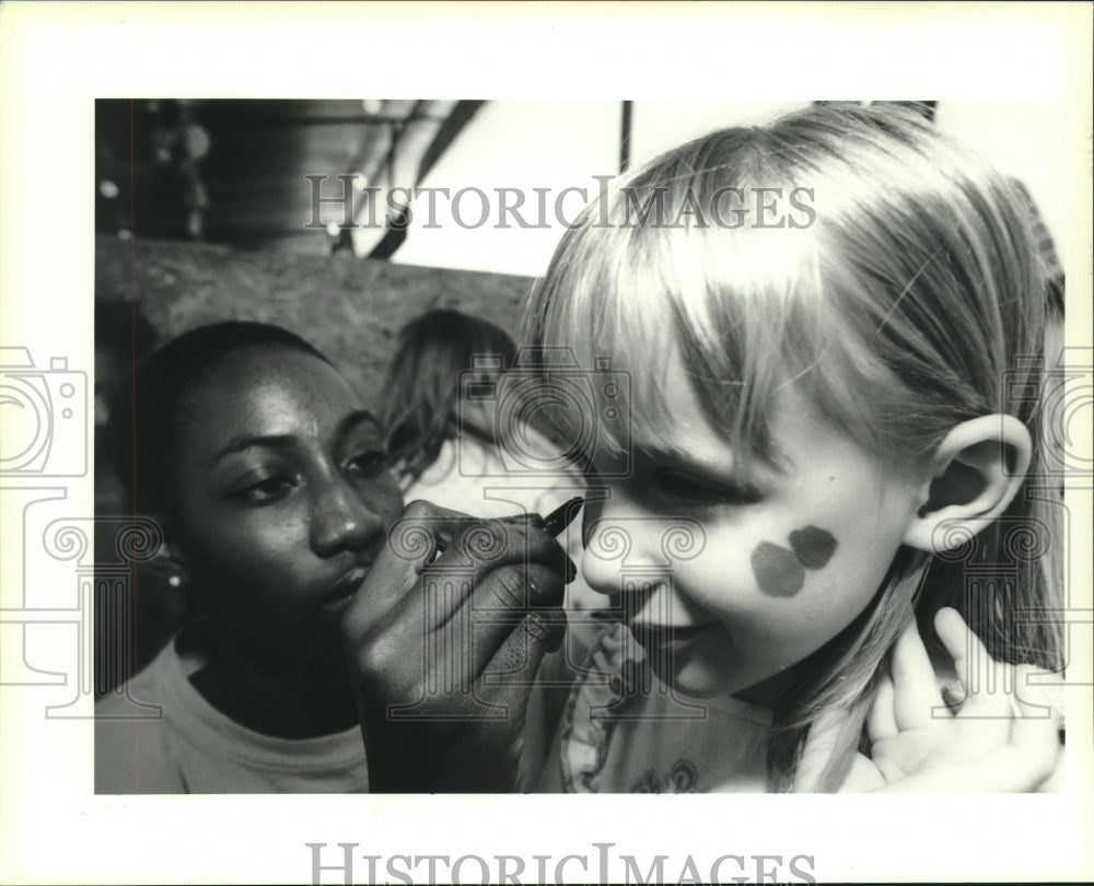 1990 Press Photo Natalie Impastato face painted by Vanice Parker, Soybean Fest - Historic Images