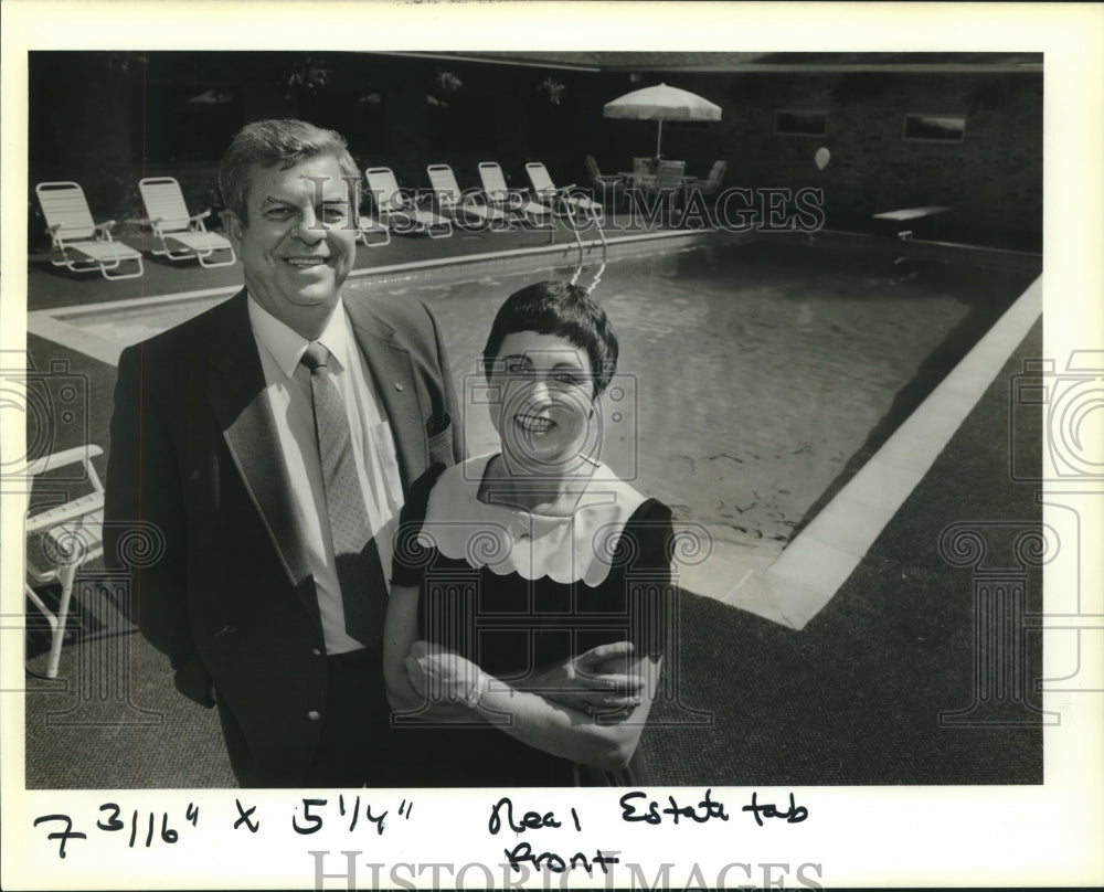 1989 Press Photo Lyn Ezell and Cinda Hanemann stand by pool, LynHaven - Historic Images