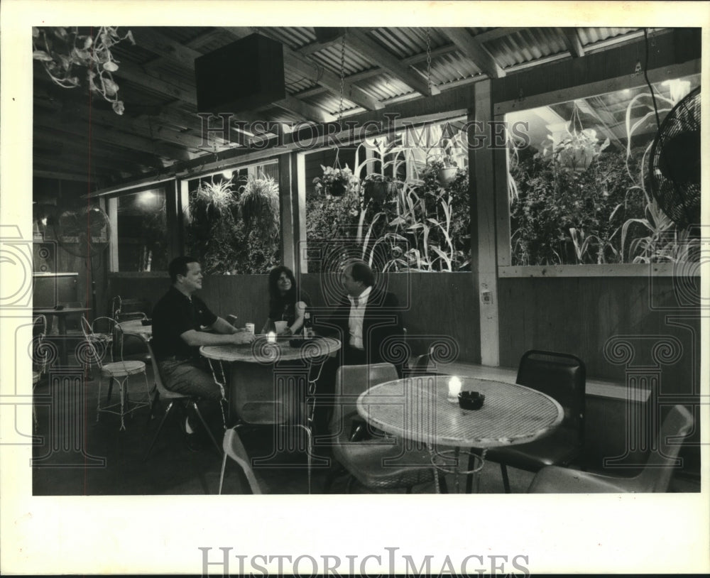 1989 Press Photo Friends hanging out at the F&amp;M Patio Bar - Historic Images