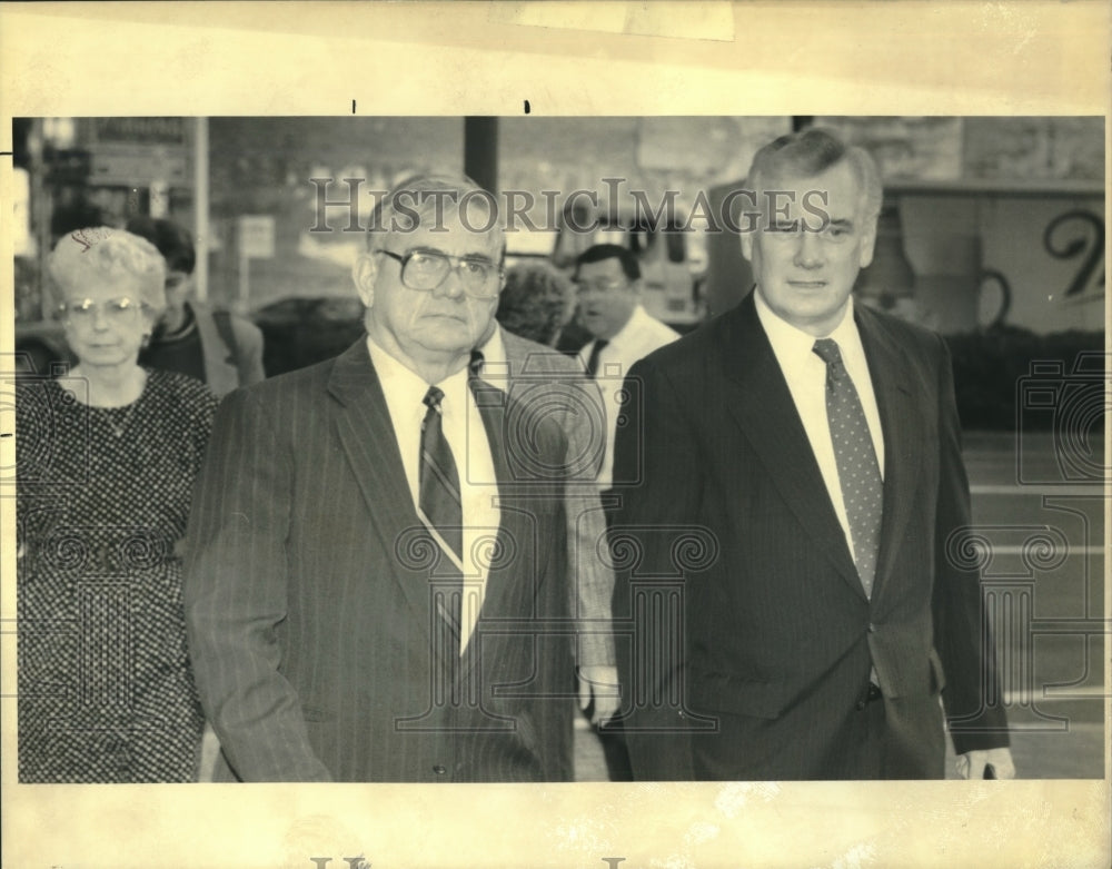 1992 Press Photo Bill Folse with his wife, family and his attorney, leave court - Historic Images