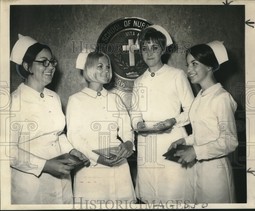 1969 Press Photo Outstanding graduates from Mercy Hospital School of Nursing - Historic Images