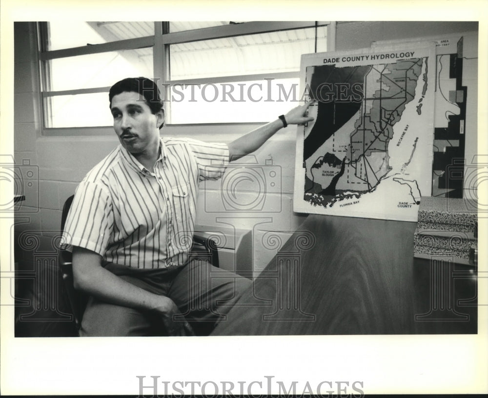 1990 Press Photo Bob Johnson explains water flow of the Everglades - Historic Images