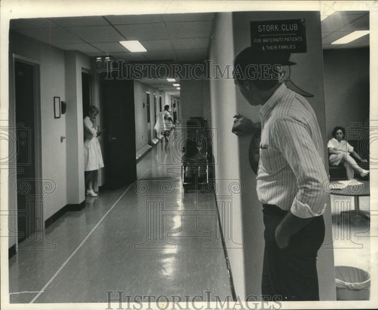 1969 Press Photo Ed Johnson, expectant father, nervously waits in hospital hall - Historic Images