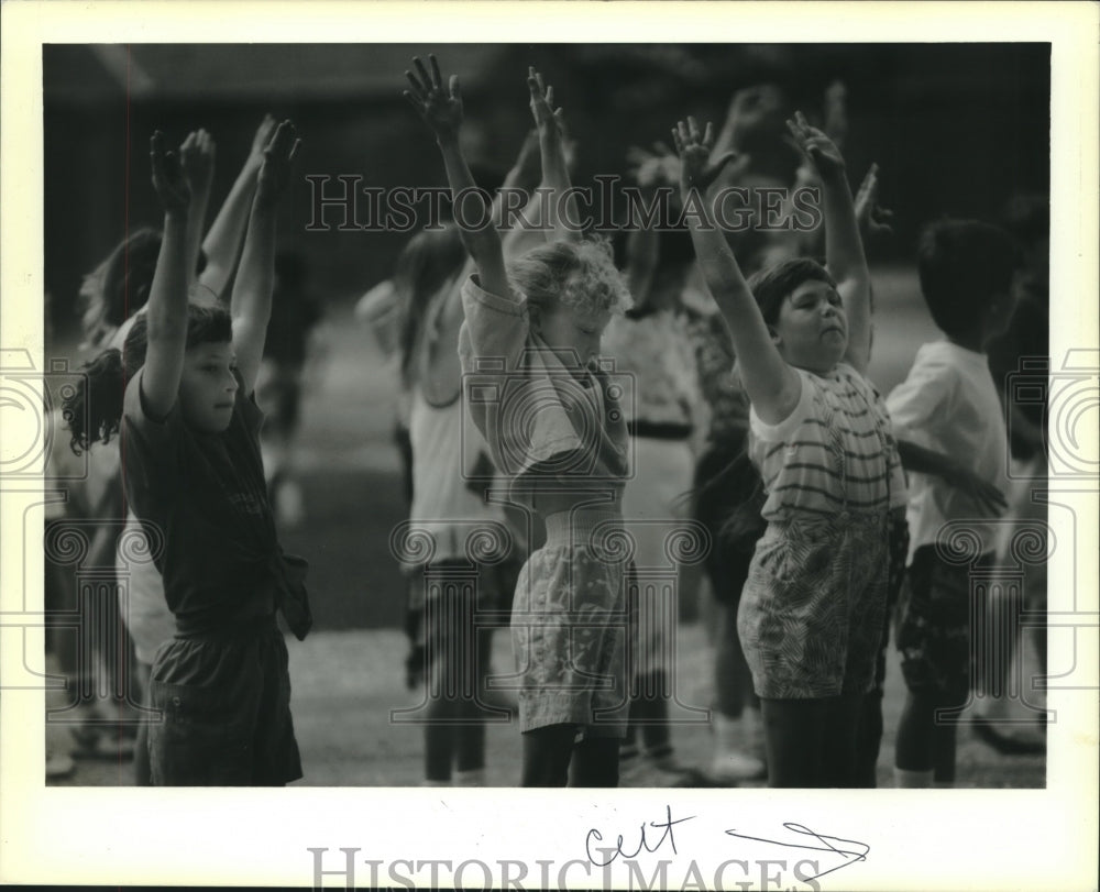 1989 Press Photo Group of children during national exercise program at school - Historic Images