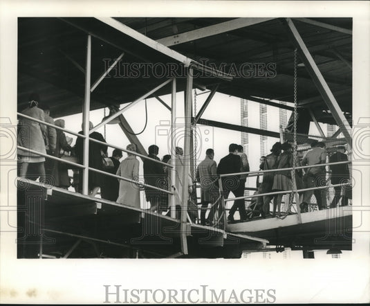 1969 Press Photo A crowd of customers boards the ferryboat. - nob08106 - Historic Images