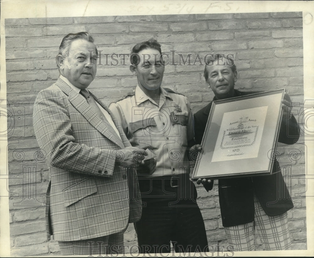 1974 Press Photo Eugene Flynn presented Wild Life &amp; Fisheries&#39;, Agent of Year.- Historic Images