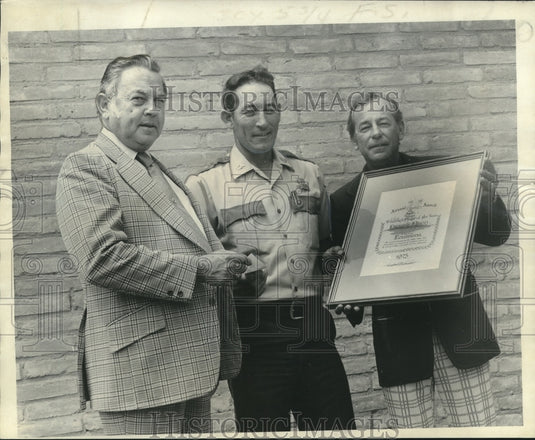 1974 Press Photo Eugene Flynn presented Wild Life & Fisheries', Agent of Year.- Historic Images