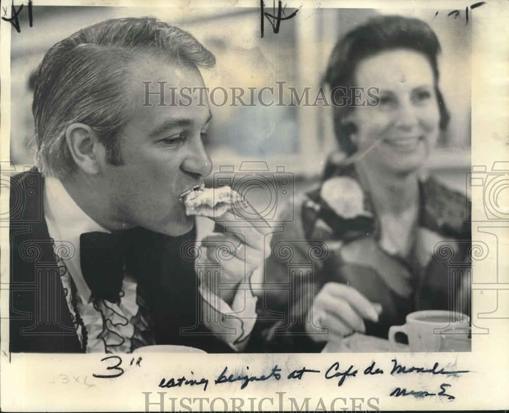 1974 Press Photo Gov. Edwin W. Edwards sampling beignets at Cafe Du Monde - Historic Images