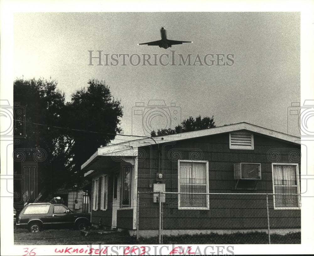 1988 Press Photo A large jet flies over Kenner as it prepares to land - Historic Images