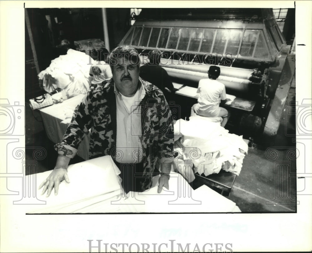 1991 Press Photo Albert Flucke, owner of Asher Cleaners and Laundry in 9th Ward - Historic Images