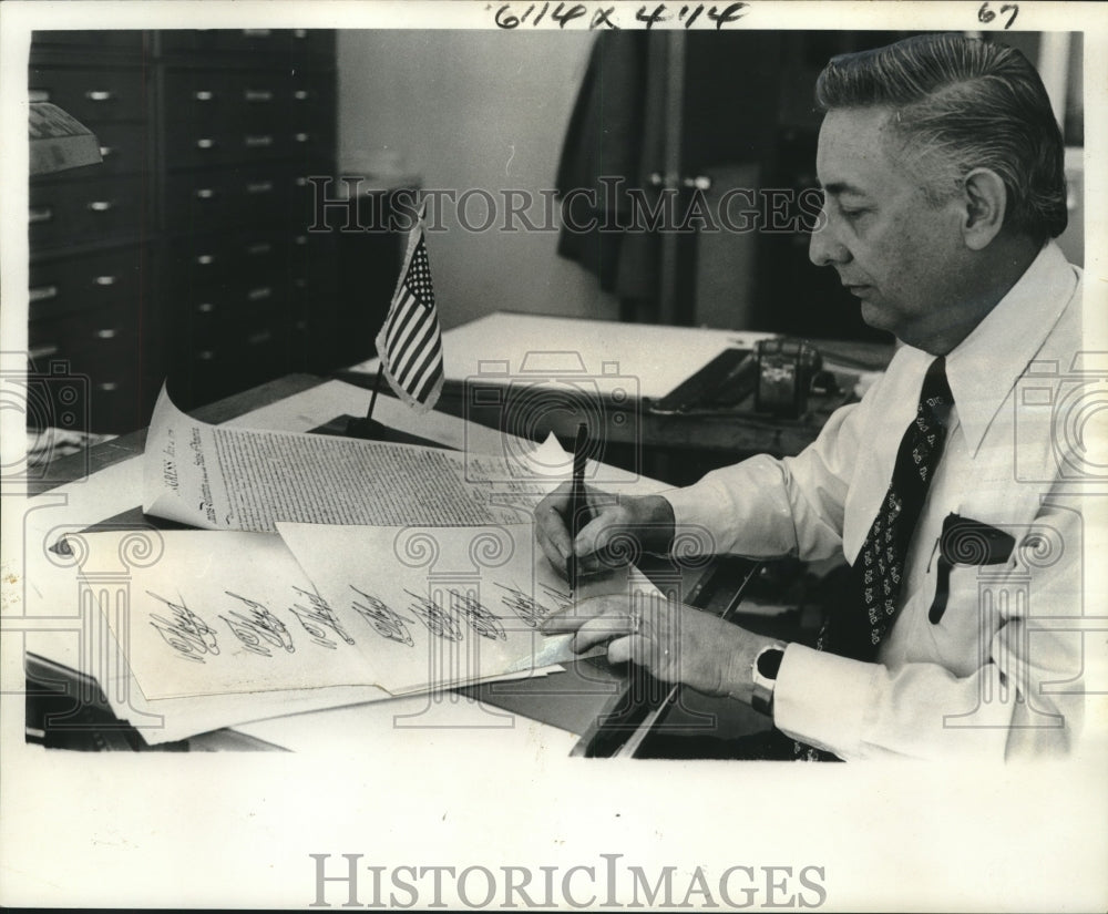 1975 Press Photo Artist William &quot;Bill&quot; Floyd Jr. copies forebear&#39;s signature - Historic Images