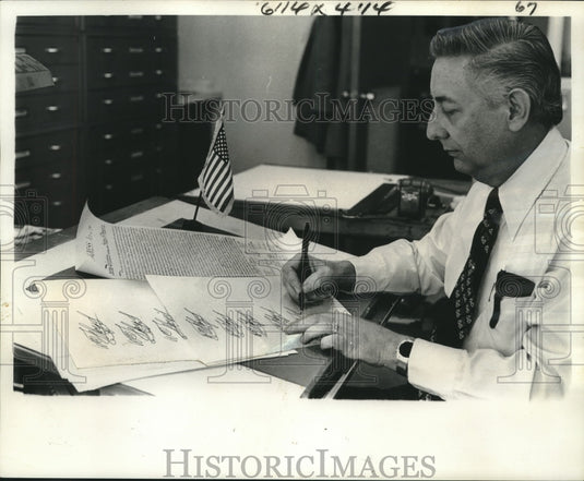 1975 Press Photo Artist William "Bill" Floyd Jr. copies forebear's signature - Historic Images