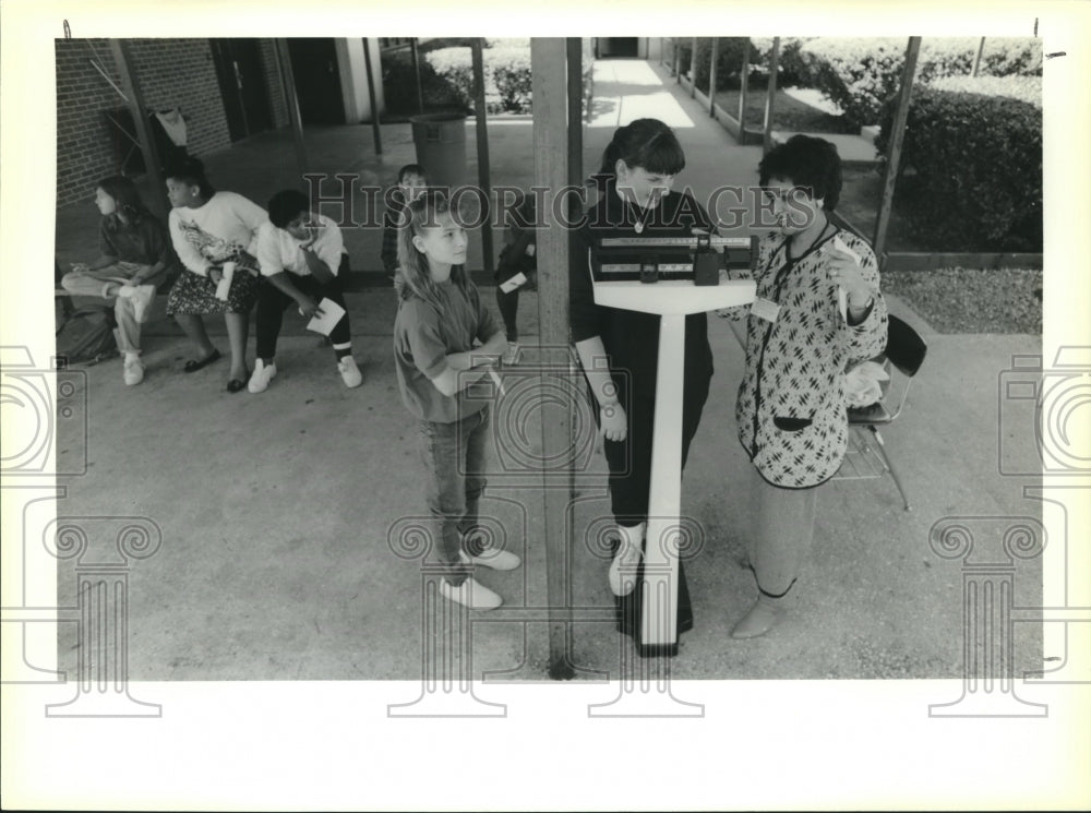 1989 Press Photo Tracy Loyd, student at Folsom Jr. High weighed by Cheryl Lear - Historic Images