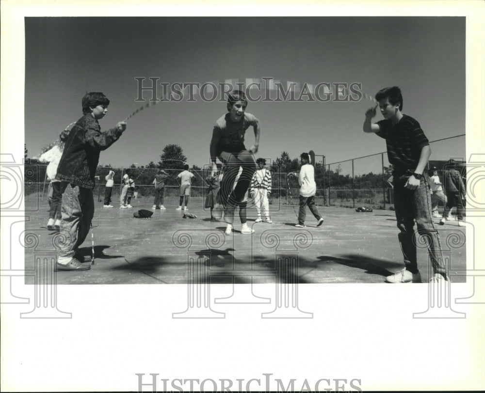 1989 Press Photo Students competed to see who could jump the longest. - Historic Images