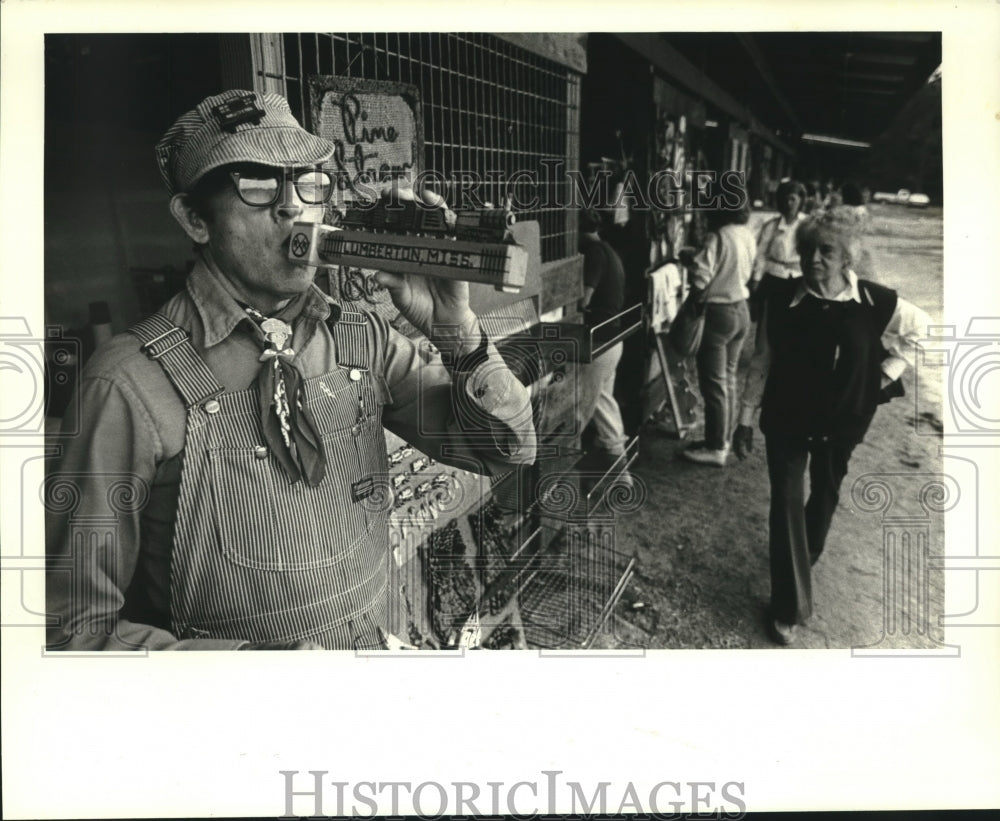 1986 Press Photo Phil Gebhart toots mouth train whistle at Folsom Country Market - Historic Images