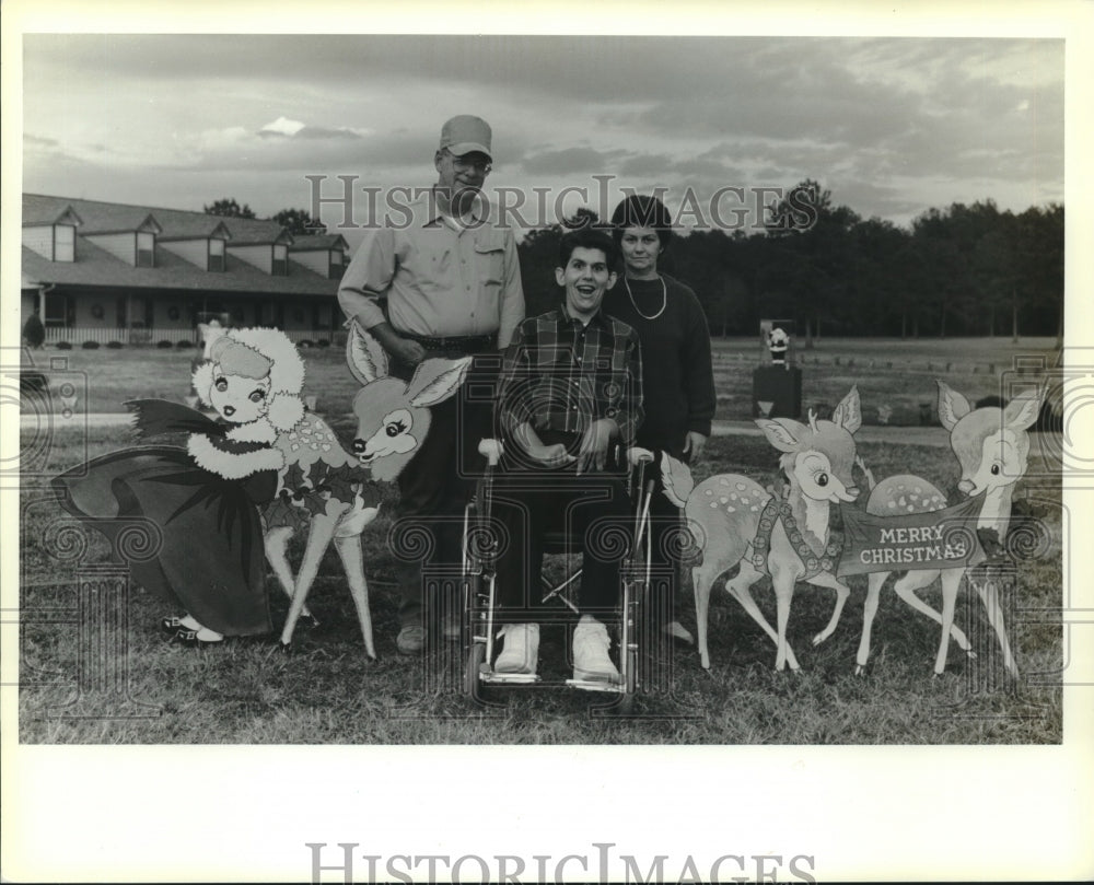 1990 Press Photo The Don Parish family of Folsom with Christmas decorations. - Historic Images