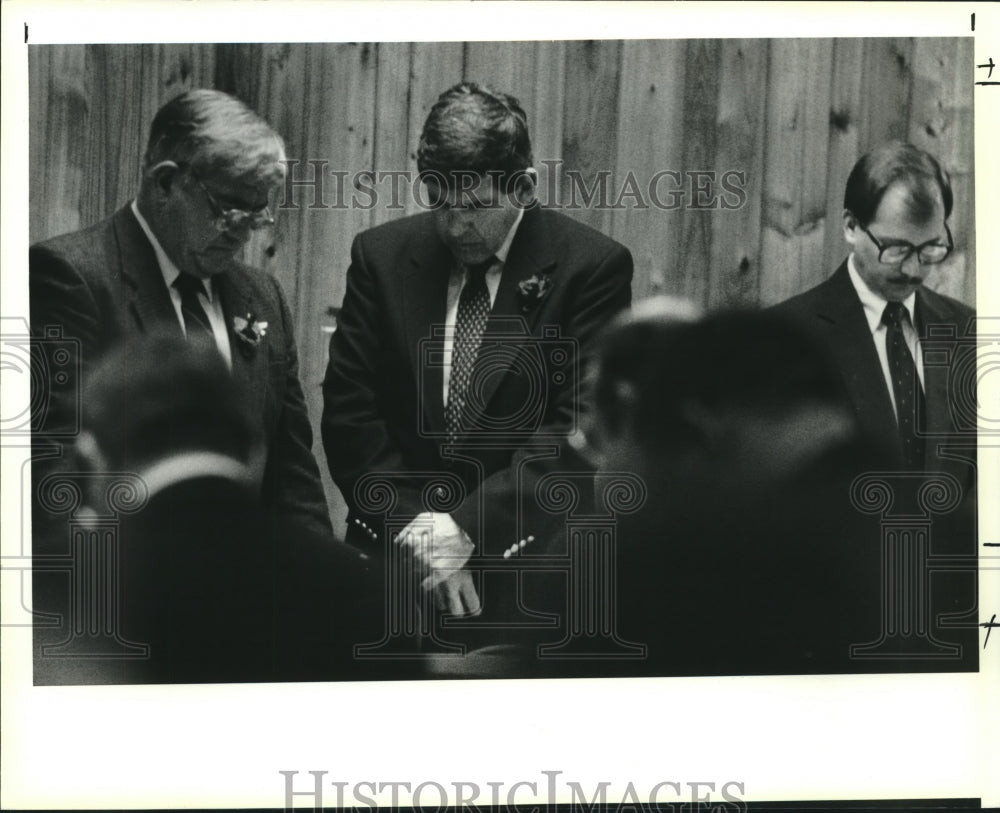 1991 Press Photo Bill Folse &amp; St. Tammany School officials pray before meeting - Historic Images