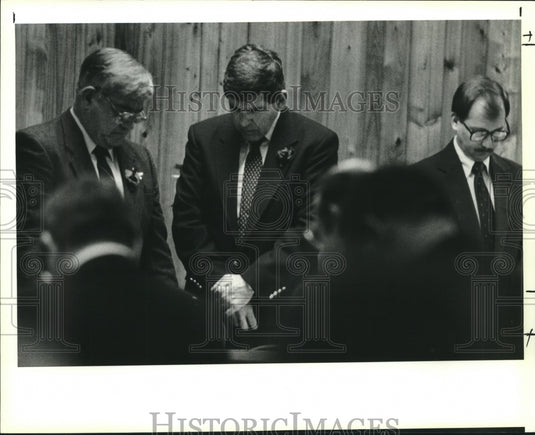 1991 Press Photo Bill Folse & St. Tammany School officials pray before meeting - Historic Images